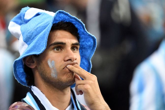 La cara de este hincha en el estadio muestra el desconsuelo de los argentinos.