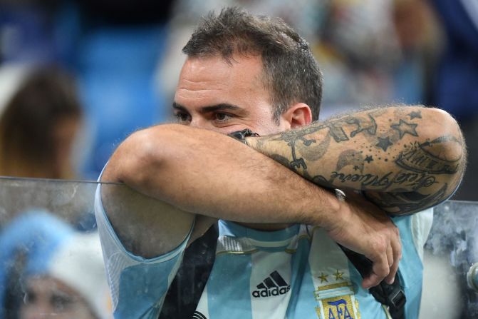 Un hincha argentina luce triste taras la derota 2-0 en el estadio de Nizhni.