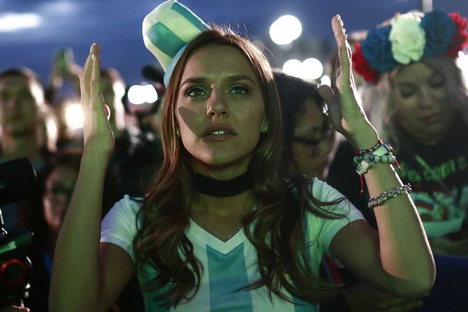 Una argentina en la Fan Zone de Kazán reacciona con frustración durante la transmisión de la goleada de Croacia a Argentina.