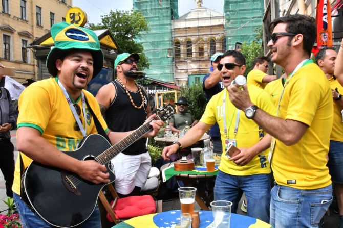 Con música, los fanáticos del pentacampeón mundial acompañan a su selección en Rusia. Aquí un grupo de brasileños cantan en el centro de San Petersburgo antes del encuentro con Costa Rica.