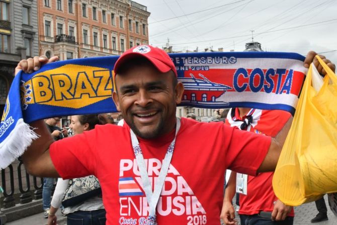 Un fanático de Costa Rica posa en el centro de San Petersburgo el 21 de junio de 2018 antes del encuentro con Brasil.