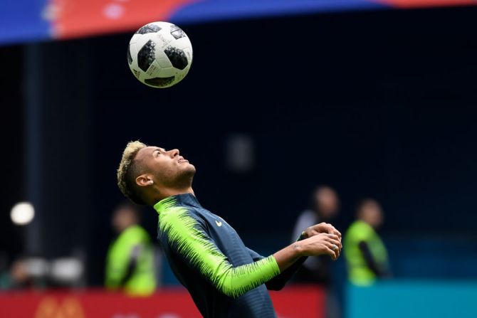 Neymar se prepara previo al partido contra Costa Rica en el estadio de San Petersburgo.