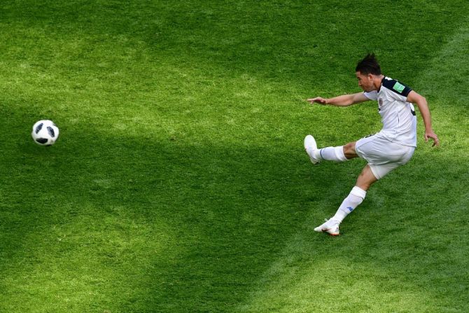 Bryan Oviedo, defensa de Costa Rica, despeja la cancha. En el primer tiempo cometió 2 faltas.