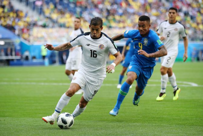 Cristian Gamboa de Costa Rica intenta llegar al arco mientras Gabriel Jesús de Brasil ataca.