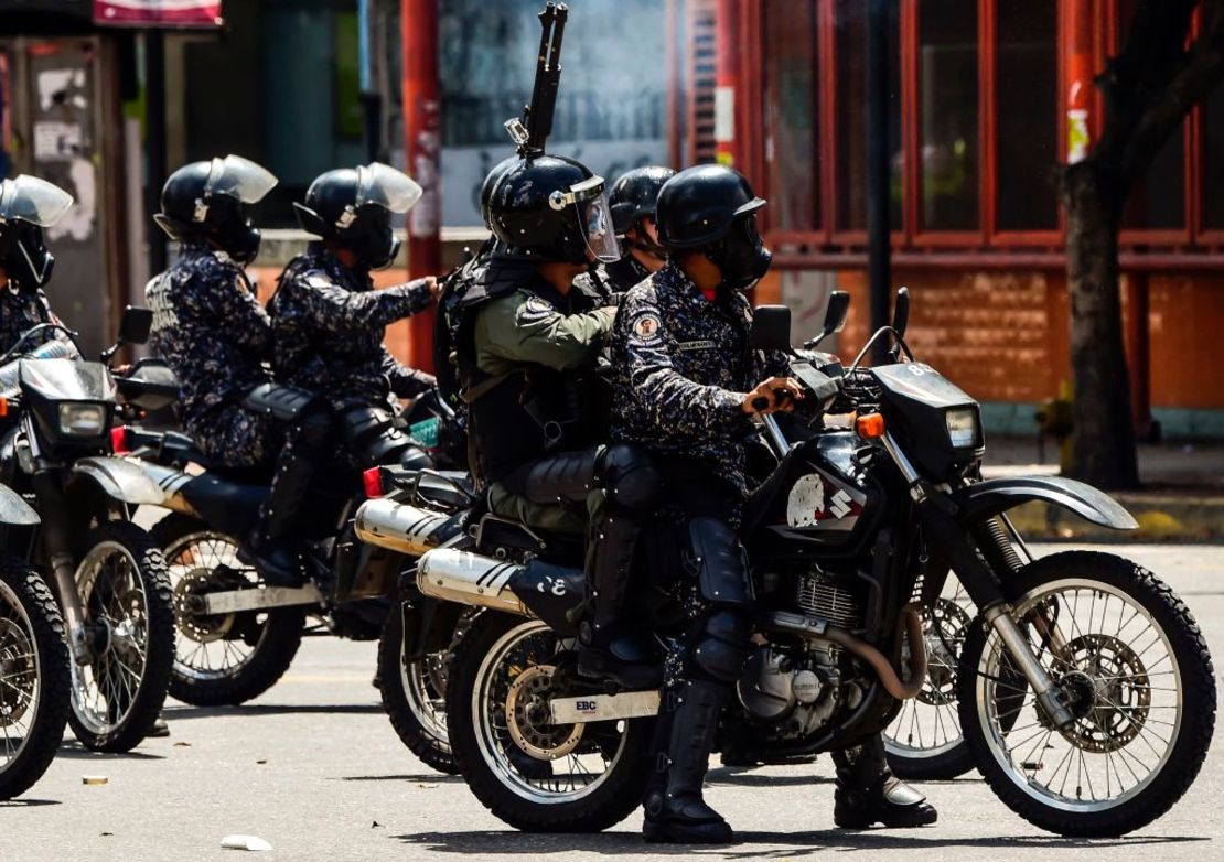 Foto de archivo. Un grupo de policías dispersan a manifestantes antigubernamentales que protestan contra el presidente Nicolás Maduro en Caracas, Venezuela, el 8 de agosto de 2017.