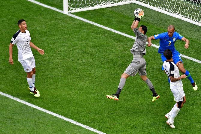 Keylor Navas salva a Costa Rica de un gol frente al defensor Miranda de Brasil.