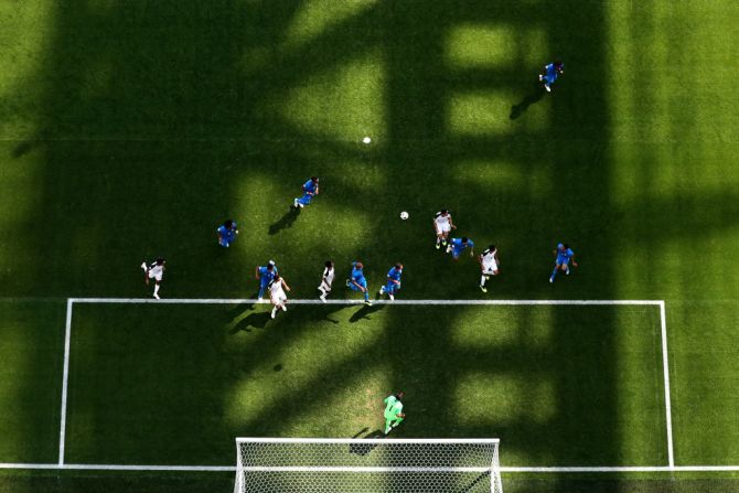 Costa Rica se acerca a la cancha pero no logra convertir el primer tanto antes de los primeros 15 minutos del primer tiempo.