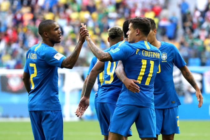 Philippe Coutinho de Brasil celebra con Douglas Costa tras anotar el primer gol de Brasil contra Costa Rica en el minuto 90+1.