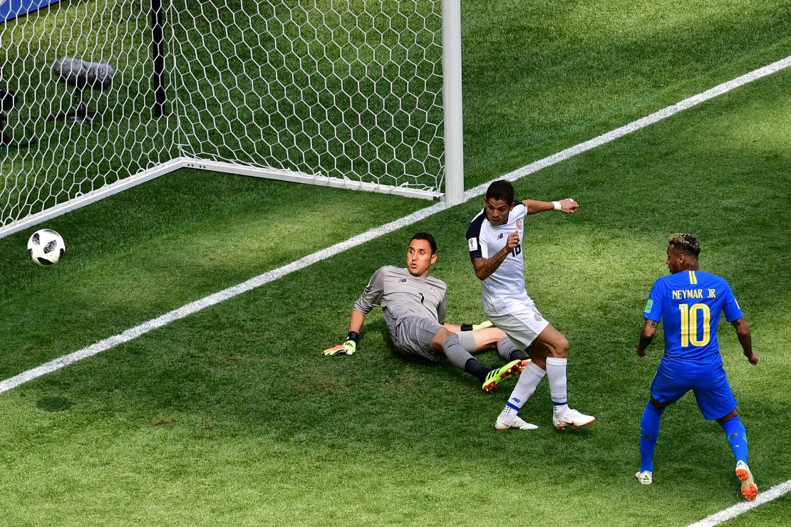 Al arquero de Costa Rica Keylor Navas no le alcanzó para mantener su arco invicto ante Brasil. Recibió 2 goles en los últimos minutos contra Brasil, y su equipo quedó eliminado de Rusia 2018.