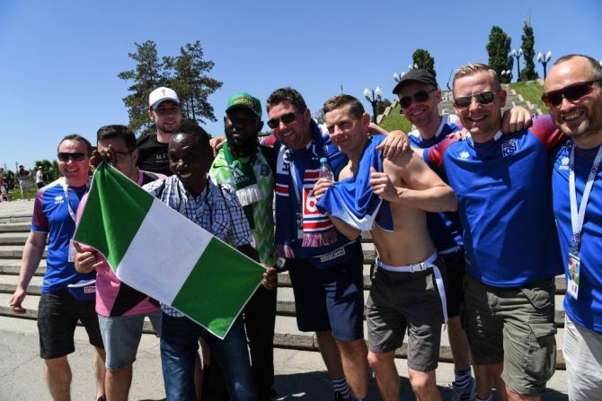 Los fanáticos de Nigeria posan con fanáticos de Islandia en el monumento Mamayev Kurgan de la Segunda Guerra Mundial.