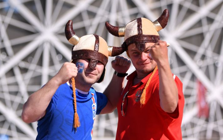 Fanáticos de Islandia disfrutan la atmósfera antes del partido por el Grupo D entre Nigeria vs. Islandia.