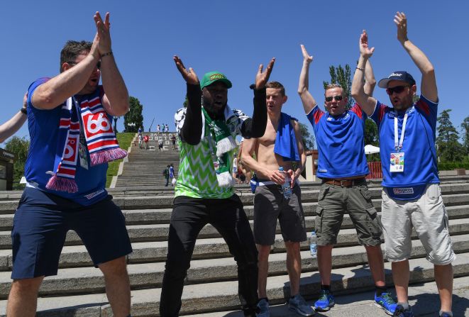 Islandeses (de azul) y nigerianos (verde) se unen para celebrar el encuentro entre sus dos selecciones en Volgogrado, Rusia, el 22 de junio de 2018.