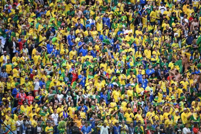 En la tribuna, miles de brasileños celebraron la victoria de su equipo ante Costa Rica.