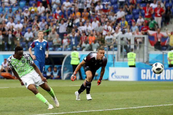 Ahmed Musa de Nigeria anota el segundo gol para su equipo al superar a Hannes Halldorsson de Islandia.