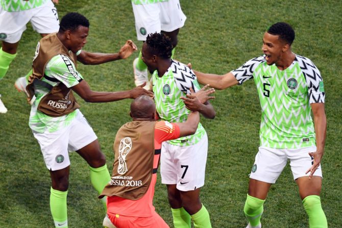 Ahmed Musa (en el centro) no celebró uno, sino dos goles frente a Islandia por el grupo D en el estadio de Volgogrado.