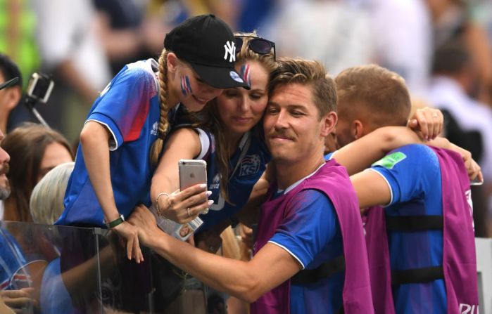 Olafur Skulason del equipo de Islandia se tomó una foto con su familia tras el encuentro contra Nigeria en el estadio Volgogrado de Rusia.