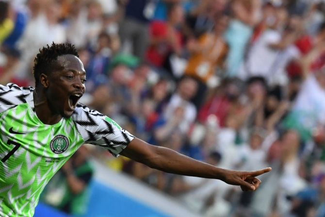 Así celebró Musa el primer gol de Nigeria frente a Islandia en el minuto 49. Es el primer nigeriano en anotar goles en dos copas mundiales. Antes lo había hecho en Brasil 2014.