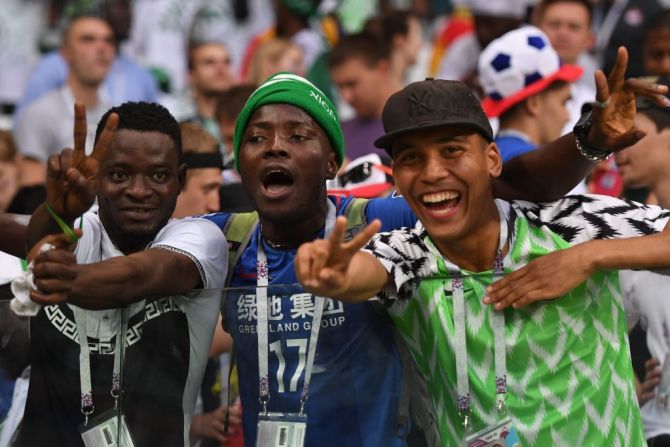 Fanáticos de Nigeria celebran su victoria 2-0 al final del encuentro contra Islandia en el Grupo D de Rusia 2018.