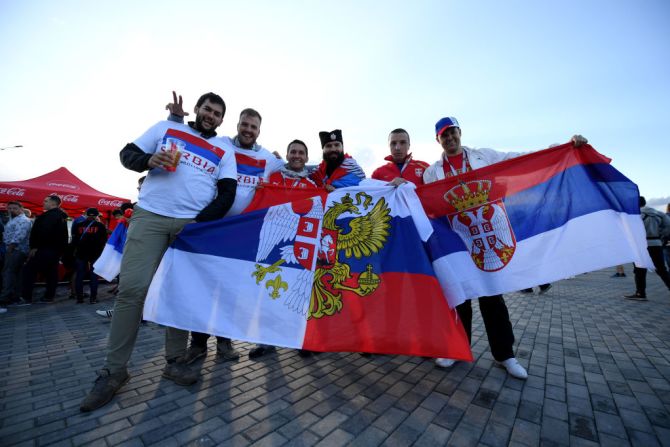 Los fanáticos de Serbia llegan confiados al estadio luego de que su equipo venciera por la diferencia mínima a Costa Rica el pasado 17 de junio. Ahora esperan celebrar otra victoria frente a Suiza.