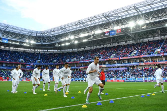 Stephan Lichtsteiner de Suiza calienta antes del encuentro frente a Serbia por el Grupo E. Los suecos esperan obtener una victoria frente a Serbia para seguir vivos en la Copa Mundo con 4 puntos tras una victoria ¿Lo lograrán?.