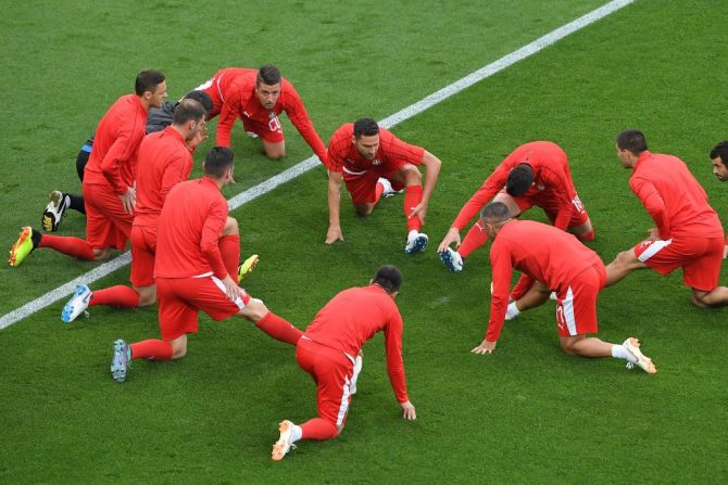 El equipo serbia calienta antes de enfrentar a Suiza. Los serbios llegan con una victoria ante Costa Rica y de ganar ante Suiza pasarán a octavos de final.