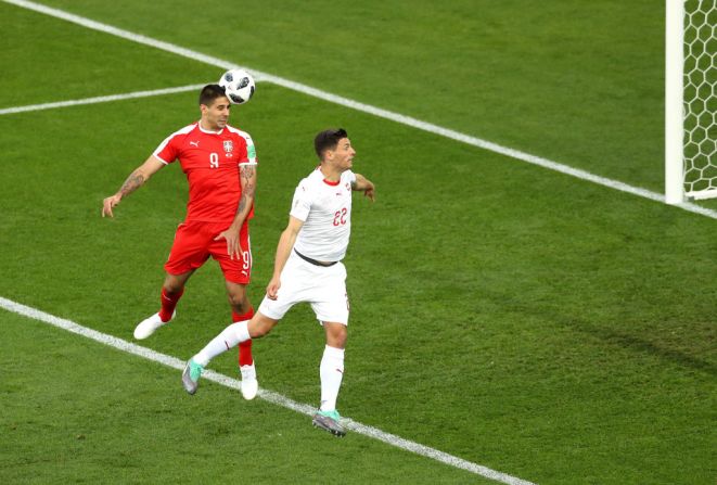 Aleksandar Mitrovic anotó el primer gol para Serbia al minuto 5.