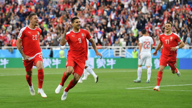 El equipo serbio celebra el gol ante Suiza. Este resultado los pone parcialmente en octavos de final y en primera posición del Grupo E.