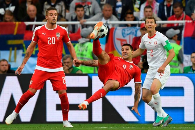 Aleksandar Mitrovic lanza un tiro de chilena, pero no logra anotar el segundo para Serbia.