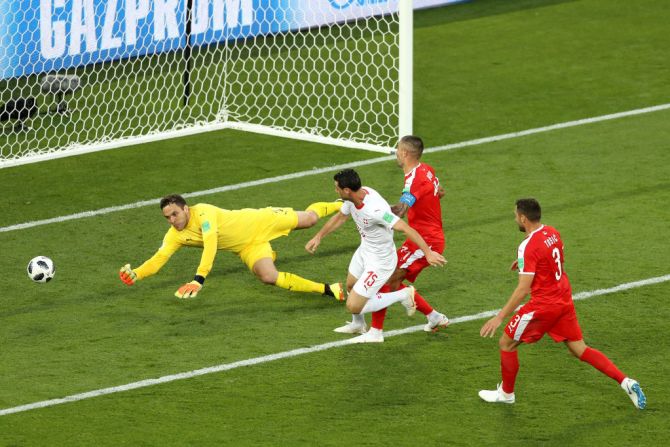 Esta fue la opción más clara para Suiza hacia el minuto 32 del primer tiempo, pero el portero Vladimir Stojkovic salvó a Serbia del empate.