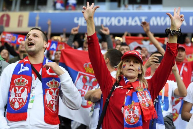 Los fanáticos serbios celebran la victoria parcial del primer tiempo de Serbia sobre Suiza.