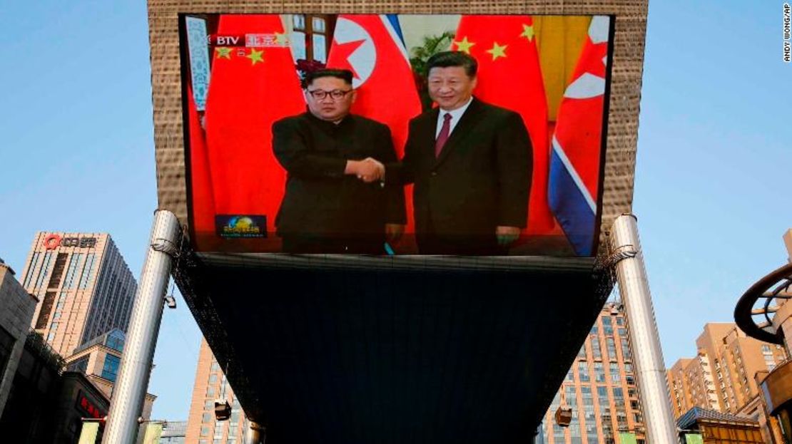 Imagen del encuentro entre Kim Jong Un y el presidente de China, Xi Jinping.