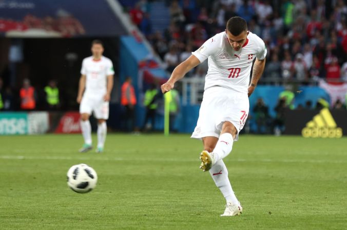 Granit Xhaka de Suiza abrió el marcador para su equipo con un golazo desde fuera del área en el minuto 52. Serbia1-1 Suiza.