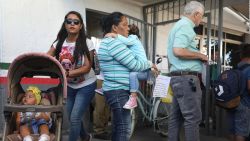 CNNE 536905 - cada vez son mas fuertes los llamados para la reunificacion de familias