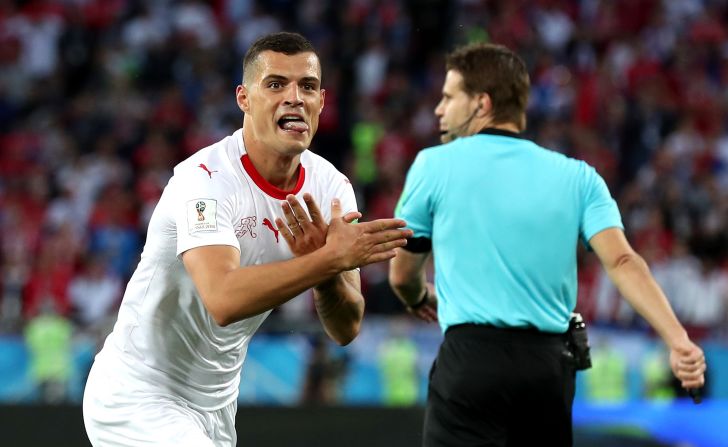 Granit Xhaka celebra su gol haciendo con las manos dos águilas, el símbolo de Albania. Su familia es de etnia albanesa.