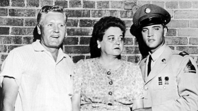 Un asunto familiar: el avión era propiedad de Elvis y su padre, Vernon. Su madre, Gladys Presley, también está presente en esta foto.