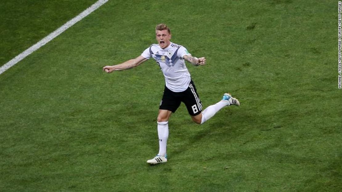 Toni Kroos celebra su gol de último minuto que le dio a Alemania una dramática victoria sobre Suecia.