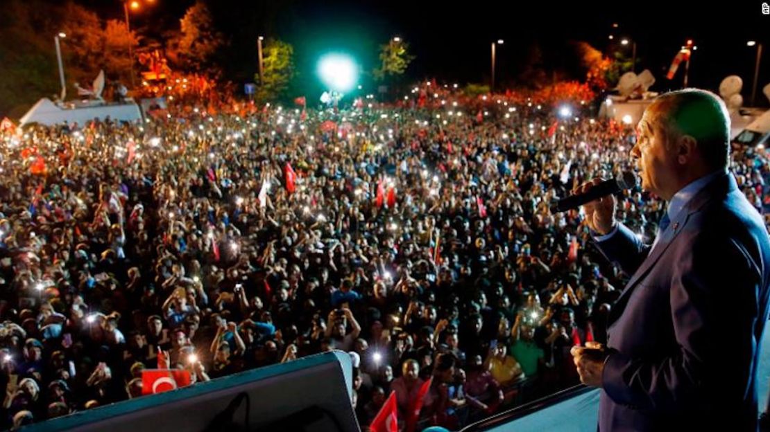 El presidente de Turquía y líder del gobernante Partido Justicia y Desarrollo (AKP), Recep Tayyip Erdogan, se dirige a sua partidarios el 24 de junio de 2018 tras ganar la reelección.