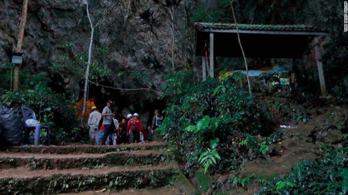 Equipos de rescate a la entrada de la cueva.