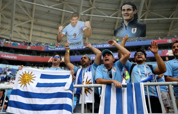 Fanáticos uruguayos disfrutan del ambiente antes del partido entre Uruguay y Rusia por el Grupo A en el Samara Arena de la ciudad de Samara.