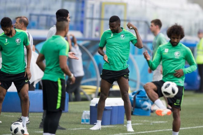 El defensa saudí Osama Hawsawi (en el centro) rocía un repelente antiinsectos durante una sesión de entrenamiento previa a su último encuentro en el Mundial de Fútbol frente a Egipto. El equipo Saudí llega a su último partido con cero puntos y seis goles en contra.