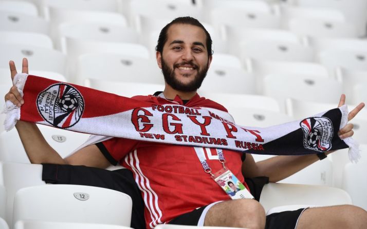 Sin importar que no tengan opciones en Rusia 2018, un fanático egipcio apoya a su selección antes del inicio del partido contra Arabia Saudita en el estadio de Volgogrado.