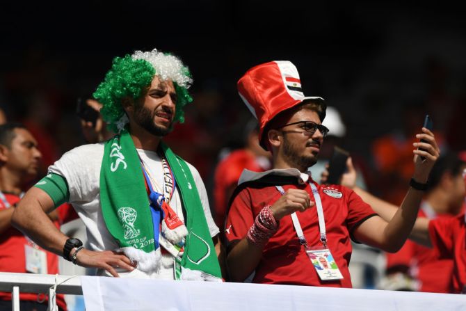 Ya sin opciones, Arabia Saudita y Egipto llegan a su tercer y último partido del Grupo A en el Mundial de Fútbol de la FIFA. En esta imagen, fanáticos de ambos equipos esperan el inicio del encuentro en el Volgograd Arena de Volgogrado en Rusia.