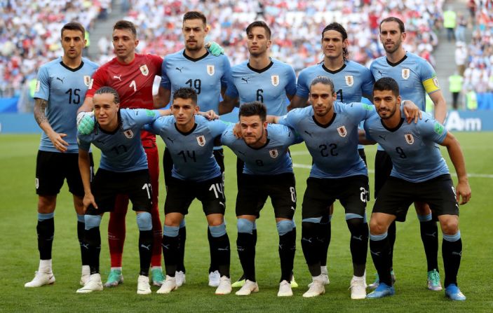 La titular de Uruguay, arriba de izquierda a derecha: Matias Vecino, Fernando Muslera, Sebastián Coates, Rodrigo Betancourt, Edison Cavani, Diego Godín. Abajo de izquierda a derecha: Diego Laxalt, Lucas Torreira, Nahitan Nandez, Martin Cáceres y Luis Suárez.