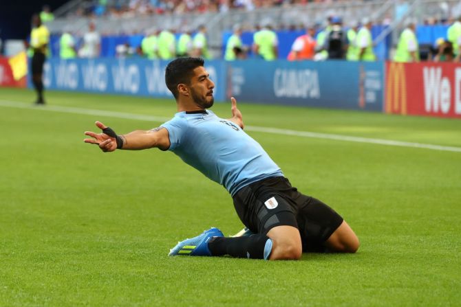 Al minuto 10, Luis Suárez anota su segundo gol en Rusia 2018. Con este son 53 goles en 101 partidos con la selección de Uruguay.