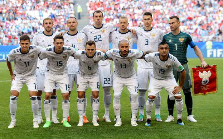 La titular de Rusia, arriba de izquierda a derecha: Iury Gazinsky, Sergey Ignashevich, Artem Dzyuba, Igor Smolnikov, Ilya Kutepov y el arquero Igor Akinfeev. Abajo, de izquierda a derecha: Roman Zobnin, Alexey Miranchuk, Denis Cheryshev, Fedor Kudriashov, Alexander Semedov.