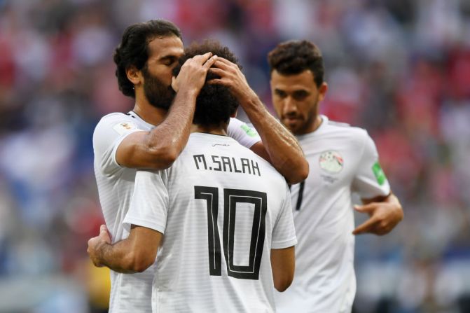 En Volgogrado, Rusia, Mohamed Salah de Egipto celebra con su compañeros el primer gol ante Arabia Saudita en el tercer encuentro del Grupo A en el minuto 22 del primer tiempo. Shaun Botterill/Getty Images)