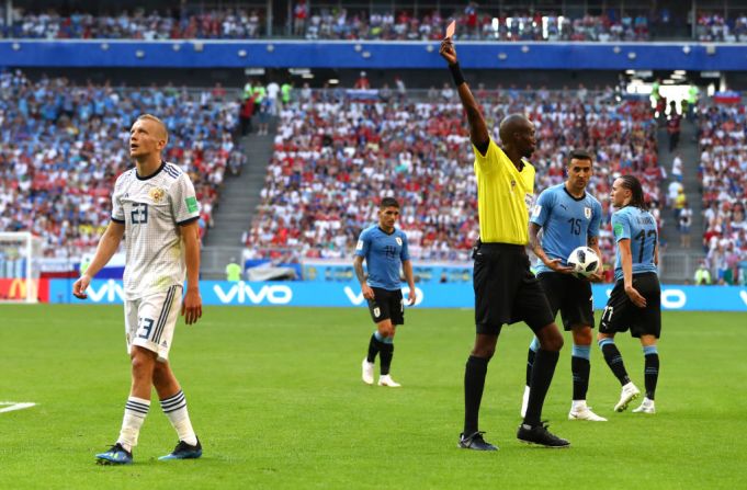 Igor Smolnikok (a la izquierda) ganó dos amarillas en nueve minutos y fue expulsado al minuto 36 del primer tiempo. Se perderá el próximo partido de Rusia.