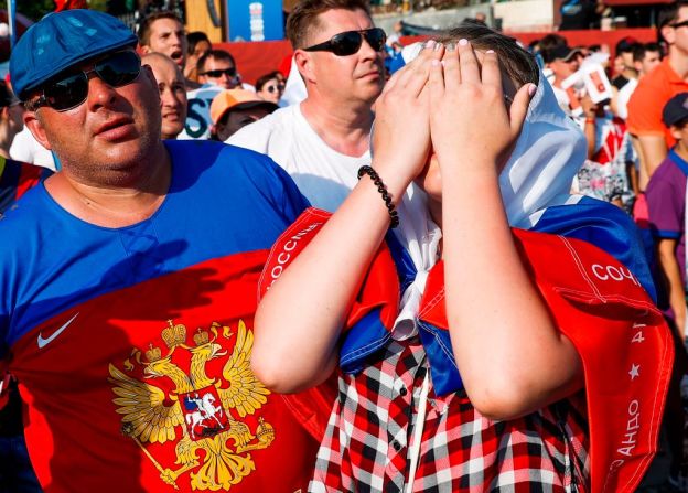 Al final del primer tiempo, fanáticos rusos lamentan el resultado desfavorable para su selección 2-0 contra Uruguay.