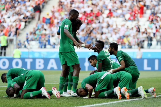 Salman Alfaraj y sus compañeros de Arabia Saudita celebra el gol del empate contra Egipto al minuto 45+6. El primer tiempo termina Arabia Saudita 1-1 Egipto.