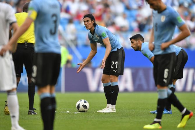 Edison Cavani cobra un tiro libre tras una falta del equipo ruso.